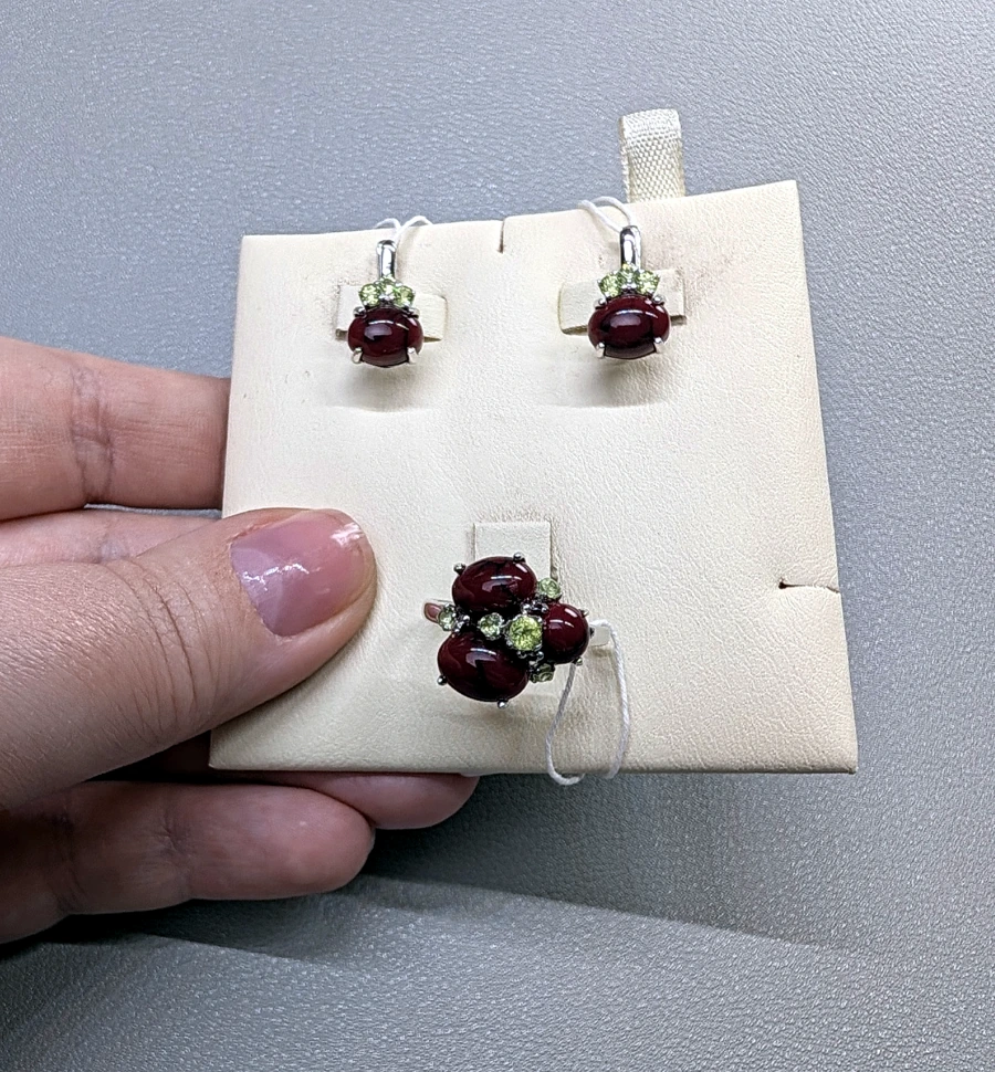 Сет: серьги и кольцо с красным кораллом и хризолитами
